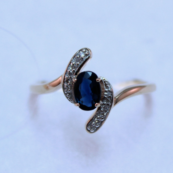 Кольцо из золота с сапфиром и бриллиантами